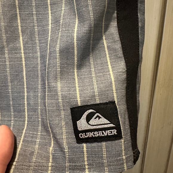 Quicksilver board shorts size 28 - Picture 2 of 6